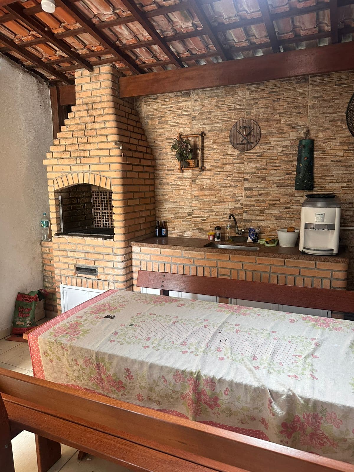 Sobrado grande com 3 quartos, 2 banheiros, área gourmet no bairro Santo Antonio em Guarujá